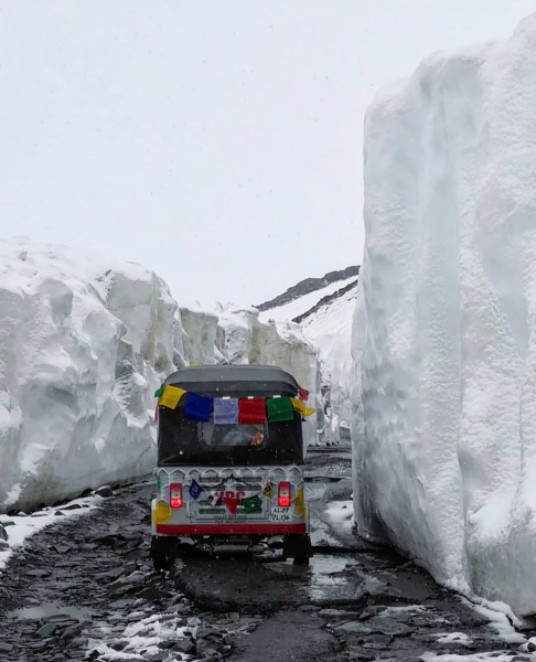 Negotiating ice walls in the Himalaya