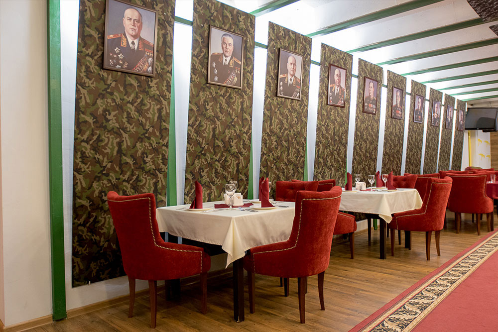 Soviet-themed dining room (© Bunker42.com)